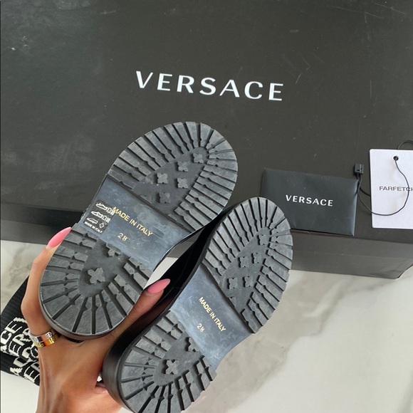 Versace Kids
logo-print knee-high boots - Picture 6 of 9